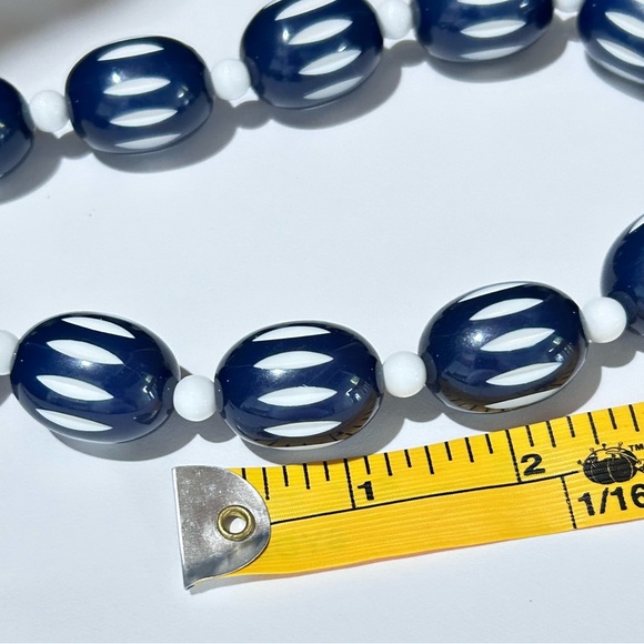 Vintage Trifari Chunky Blue & White Etched Oval Beaded Choker Necklace 17”-20” - Picture 6 of 8